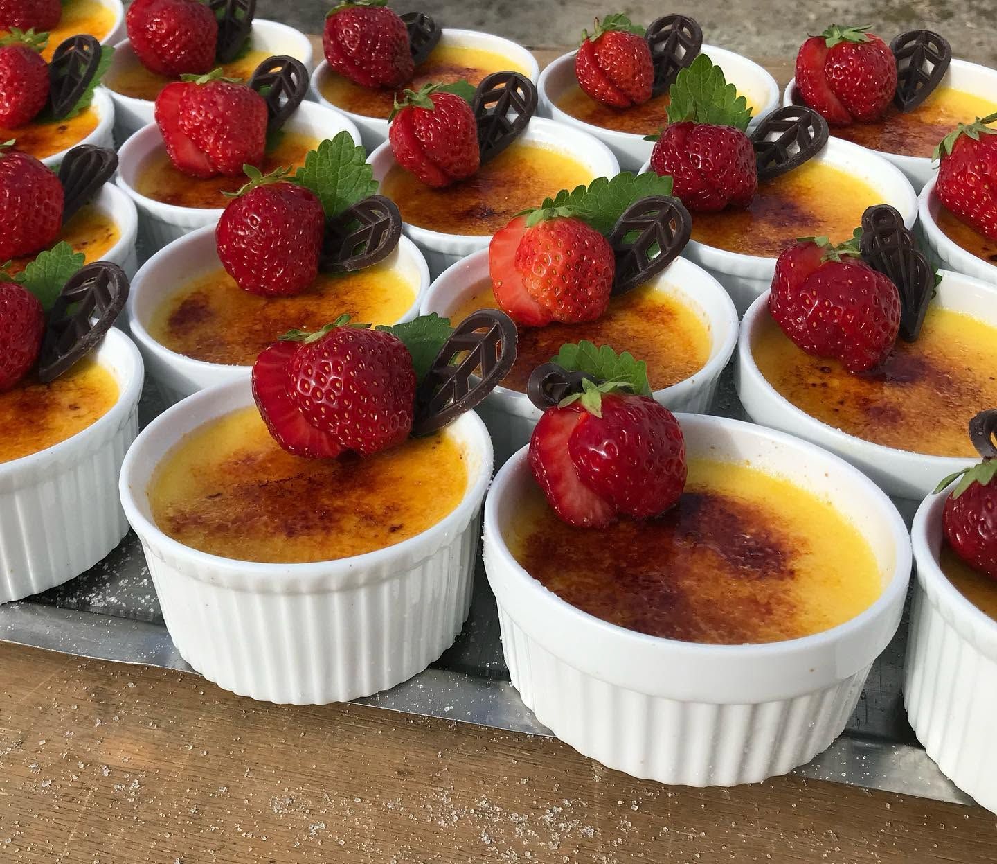 Crème brûlée i porsjonsformer med jordbær