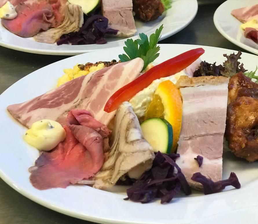 Koldtbordtallerken med spekemat, eggerøre og rødkål